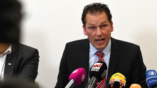 Jan Timke von der Wählervereinigung Bürger in Wut bei einer Pressekonferenz.