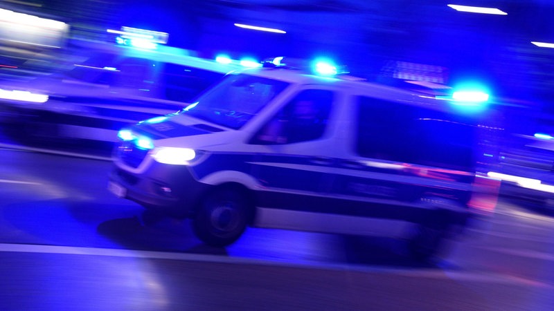 Ein Fahrzeug der Polizei mit Blaulicht bei einem Einsatz. (Symbolbild)