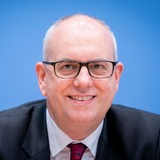 Andreas Bovenschulte lächelt in die Kamera.