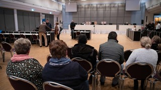 Zuschauer verfolgen den Högel-Prozess in Oldenburg