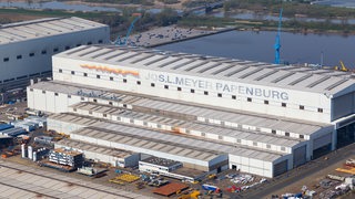 Das Betriebsgelände der Meyer-Werft in Papenburg aus der Luft.