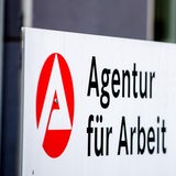 Das Logo der Agentur für Arbeit auf einem Schild.
