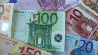 Euro-Geldscheine liegen übereinander.