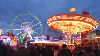 Ein Karrussel dreht sich auf dem Bremer Freimarkt.