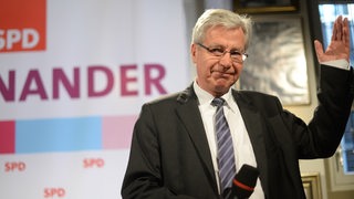 Jens Böhrnsen gestikuliert am 10.05.2015 in Bremen nach den ersten Wahlprognosen bei einer Rede vor Parteifreunden