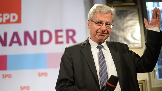 Jens Böhrnsen gestikuliert am 10.05.2015 in Bremen nach den ersten Wahlprognosen bei einer Rede vor Parteifreunden