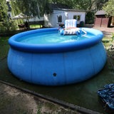 Ein aufblasbarer Swimmingpool in einem Garten (Symbolbild)