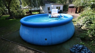 Ein aufblasbarer Swimmingpool in einem Garten (Symbolbild)