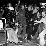 Polizisten mit Hunden schirmen Demonstranten vor der Bremer Stadthalle ab
