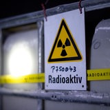 Ein Fass mit radioaktiv verseuchtem Wasser steht am 04.03.2014 in Remlingen (Niedersachsen) in einem Schacht des Atommüll-Lagers Asse.