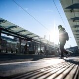 Eine Person läuft über die Gleise der Straßenbahnhaltestelle vor dem Bremer Hauptbahnhof.