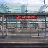 Eine Person läuft über die Gleise der Straßenbahnhaltestelle vor dem Bremer Hauptbahnhof.