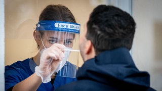 Berlin: Eine Arzthelferin nimmt in einer Arztpraxis im Bezirk Neukölln einen Abstrich für einen PCR-Corona-Test. 