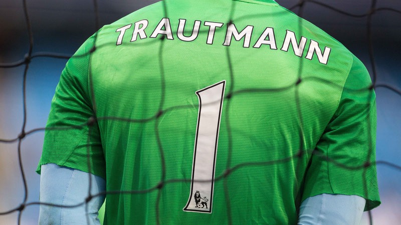 Joe Hart von Manchester City wärmt sich in einem Hemd auf, das Bert Trautmann gewidmet ist.