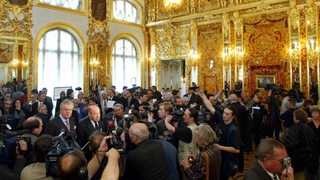 Zahlreiche Journalisten umringen Achim Middelschulte und Michail Schwydkoi im restaurierten Bernsteinzimmer in Sankt Petersburg (Archivbild)