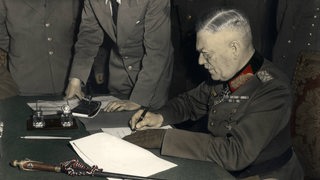 Generalfeldmarschall Wilhelm Keitel bei der Unterzeichnung der Kapitulation am 8. Mai 1945. 