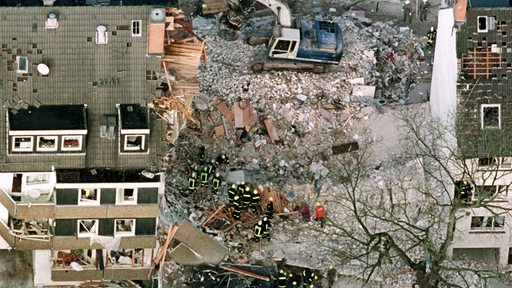 Feuerwehrmänner vor dem zerstörten Wohnhaus durch eine Gasexplosion im Bremer Stadtteil Neustadt, 2000 (Archivbild)
