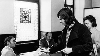 Ein erst 18-jähriger Wähler gibt im Rathaus in Sinsheim am 08.04.1973, dem Tag der Landkreiswahlen in Baden-Württemberg, seine Stimme ab.