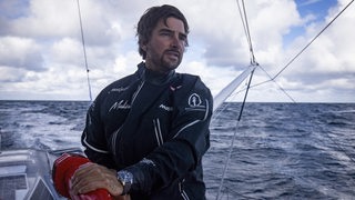Segler Boris Herrmann auf seiner Yacht bei einem Trainingslauf.
