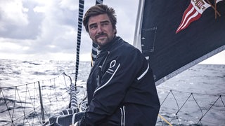 Segler Boris Herrmann auf seiner Yacht bei einem Trainingslauf.