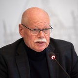 Ulrich Mäurer spricht während einer Pressekonferenz