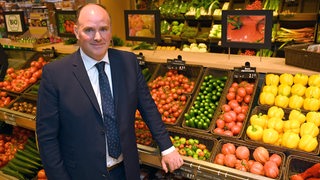 Der Geschäftsführer des Lestra-Supermarkts in Bremen Horn, Cornelius Strangemann, schaut in die Kamera.