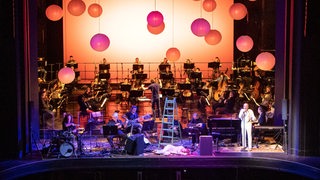 Die Inszenierung des Stücks "Imagine" wird auf der Bühne vom Theater Bremen geprobt