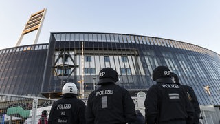 Polizisten vor dem Bremer Weserstadion.