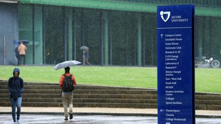 Studentan an der Jacobs University in Bremen im Regen.