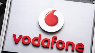 Ein Schild zeigt das rote Logo von Vodafone.