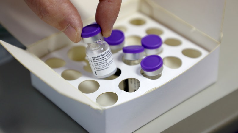 Die ersten Dosen des Covid-19 Impfstoffes von Biontech/Pfizer in einer Box. 