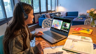 Eine Schülerin beim Homeschooling mit dem Laptop (Symbolbild)