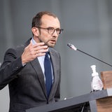 Ein Mann mit Brille spricht in ein Mikrofon (Thomas Röwekamp).