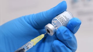 Der Covid-19-Impfstoff von Biontech/Pfizer wird in eine Spritze aufgezogen.