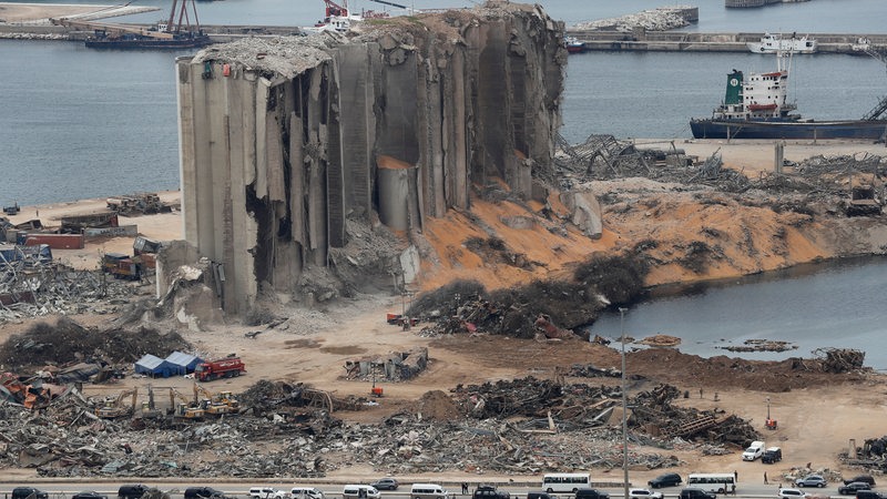 Zerstörte Gebäude im Hafen von Beirut nach der Explosion (Archivbild)