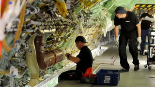 Airbus-Mitarbeiter bei Montagearbeiten an einem Rumpf (Archivbild)