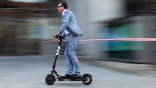 Ein Mann auf einem E-Scooter in Bamberg.