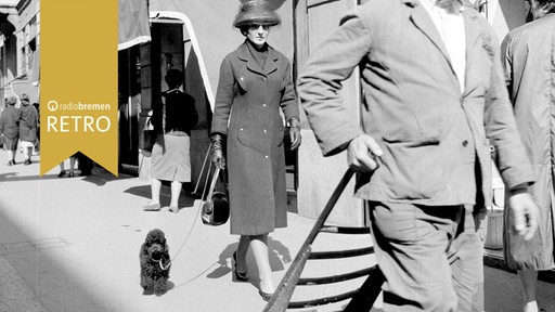 Opernsängerin Maria Callas mit Pudel in Mailand unterwegs (Archiv, 1959)