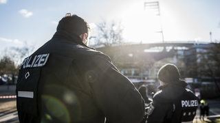Polizisten beim Spiel Werder gegen den HSV