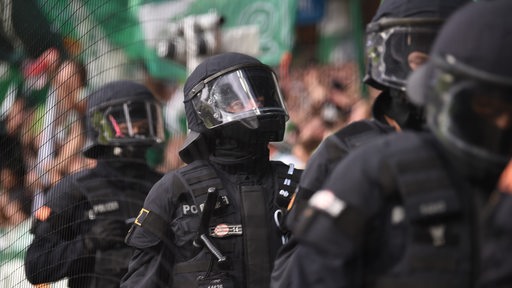 Polizisten beim Spiel Werder gegen Hannover