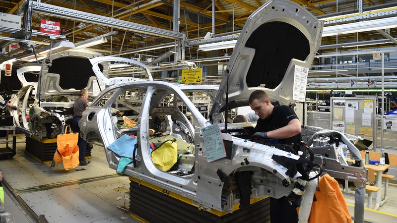 Menschen arbeiten in einem Mercedes-Benz-Werk in Bremen