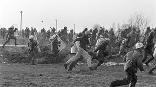Polizisten mit Schutzschilden und Schlagstöcken rennen 1981 flüchtenden Atomkraftgegnern mit Schutzhelmen hinterher. (Archivbild)