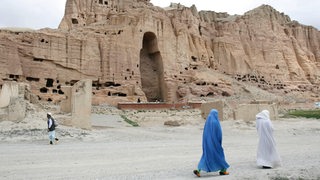 Von den Taliban zerstörte Buddha-Figur in einem Felsen in Bamiyan in Zentral-Afghanistan (Archivbild)