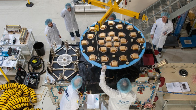 Bei OHB in Bremen wird ein Satellit für das europäische Navigationssystem Galileo gebaut.