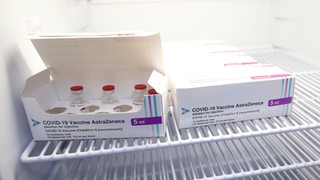 Impfdosen von Astra Zeneca in einem Kühlfach.