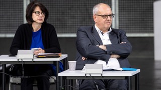 Bremens Bürgermeister Andreas Bovenschulte und Gesundheitssenatorin Claudia Bernhard verfolgen eine Diskussion in der Bremischen Bürgerschaft.