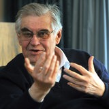 Der frühere Bremer Regierungschef Hans Koschnick (SPD) im Jahr 2009 in seinem Haus in Bremen und beantwortet Fragen zu seinem Leben als Politiker.
