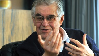 Der frühere Bremer Regierungschef Hans Koschnick (SPD) im Jahr 2009 in seinem Haus in Bremen und beantwortet Fragen zu seinem Leben als Politiker.