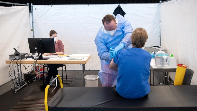 Ein Mann wird im Bremer Impfzentrum geimpft. 