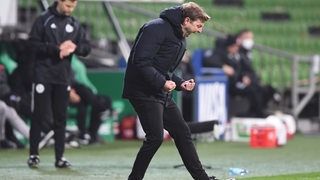 Werder-Trainer Florian Kohfeldt schreit exzessiv seinen Jubel an der Seitenlinie heraus.